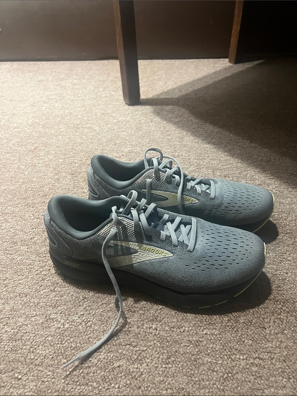 Brooks NEVER BEEN WORMen's Gray Athletic Running Shoes with Subtle Yellow Accent - Picture 1 of 4